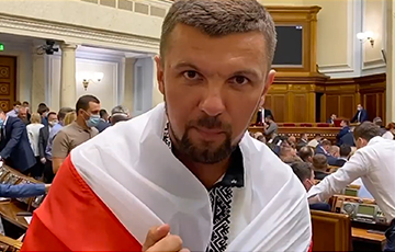 Украинский депутат Игорь Гузь пришел в Раду с бело-красно-белым флагом