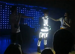 Студент из Гродно разрабатывает светодинамические костюмы (Видео)