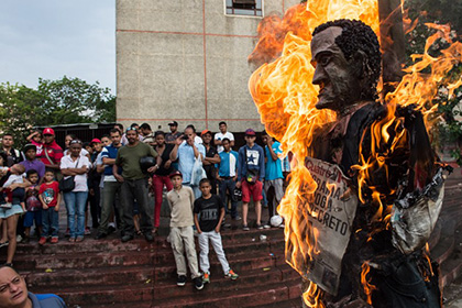 Венесуэльцы отметили Пасху сжиганием чучел Мадуро и Обамы