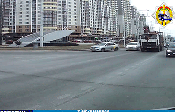 Видеофакт: В Минске такси врезалось в «скорую», которая ехала с включенными спецсигналами