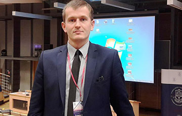 Активист РЭП требует через суд убрать из кабинетов портреты Лукашенко
