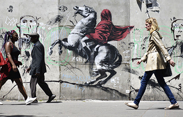 В Париже появились новые граффити Бэнкси