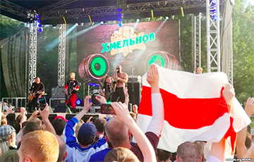 На выступлении «Крамбамбули» в Минске подняли бело-красно-белый флаг