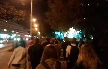 Большая колонна демонстрантов идет к ТЦ «Рига» в Минске