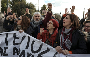 Сотни греческих учителей вышли на протест в Афинах