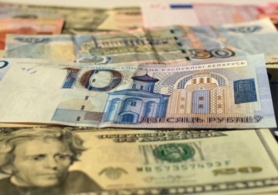 Белорусский рубль ускорил снижение к доллару