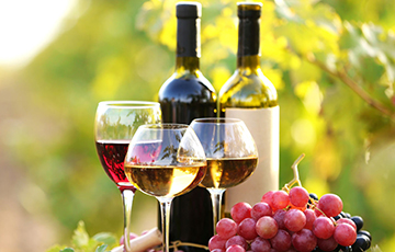 Ученые: Вино, ягоды и орехи помогают бороться с COVID-19