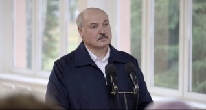 Лукашенко готов привиться от COVID-19 белорусской вакциной. Но когда ее выпустят?
