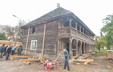 Поляки реставрируют самое древнее деревянное здание Беларуси