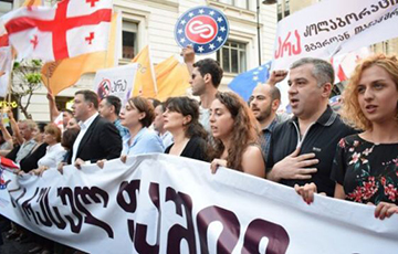 В Тбилиси возобновились массовые протесты