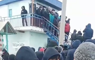 В казахстанском Аральске протестующие перекрыли трассу