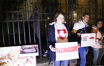 В Будапеште активисты из Беларуси, России, Украины и Венгрии вышли к посольству РФ