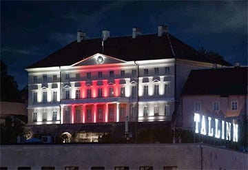 Здание парламента Таллина стало бело-красно-белым