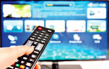 Ученые установили связь между просмотром телевизора и заработком