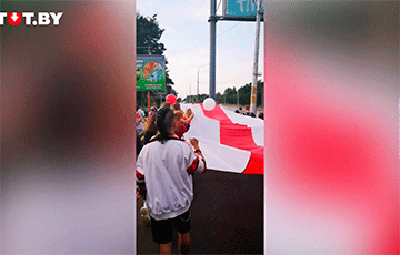 Бобруйчане несут огромный бело-красно-белый флаг на акции протеста