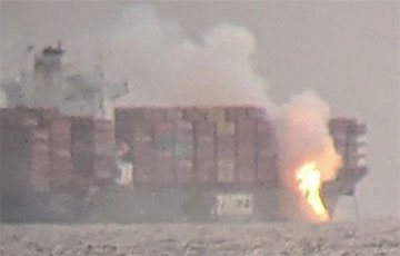 Возле побережья Канады на грузовом судне загорелись контейнеры с химикатами