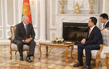 Лукашенко снова просит денег у китайцев