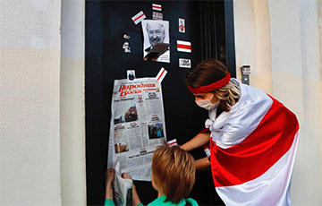 Участники марша наклеили на двери ЦИП портрет Лукашенко с изображением крови