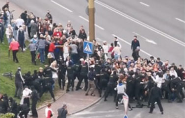 Видеофакт: Стычки протестующих и карателей в Гродно и Бресте