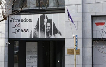 В центре Брюсселя вывесили баннер в поддержку белорусских журналисток