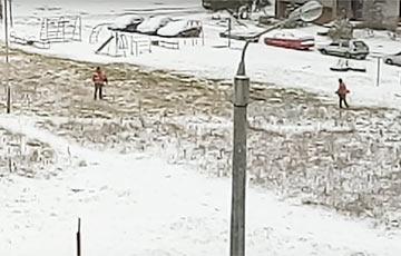 В Логойске коммунальщики косили траву прямо под снегом