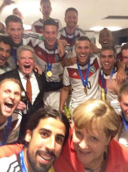 Меркель сделала селфи с футболистами сборной Германии