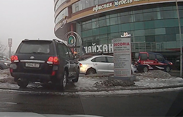 Водитель Land Cruiser в Минске заехал на стоянку по тротуару