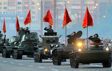 В России на параде Победы загорелась военная техника