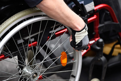 Во Франции инвалид поднялся с кресла и погнался с топором за своим обидчиком