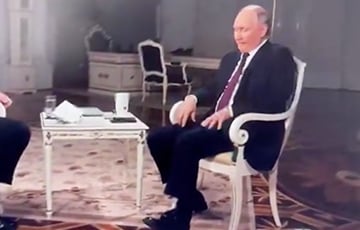 Нога Путина снова вышла из-под контроля во время интервью с Карлсоном