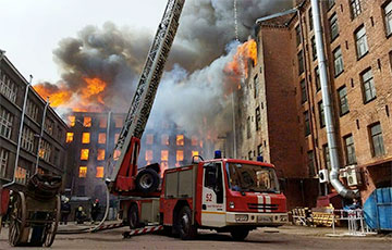 В Санкт-Петербурге продолжают тушить пожар на «Невской мануфактуре»