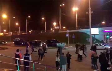 Видеофакт: На Немиге протестующий вырвался из автозака