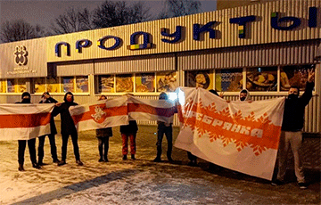 Жители Серебрянки вышли на вечернюю акцию протеста