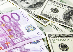 Евро дешевеет к доллару до девятилетнего минимума