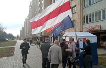 Фотофакт: У входа в Минский городской суд проходит пикет «Европейской Беларуси»