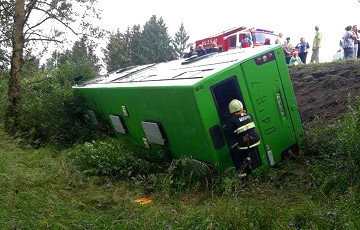 Под Минском автобус с 30 пассажирами опрокинулся в кювет