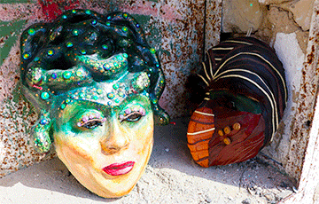 Художница из Барановичей  создает необычные маски