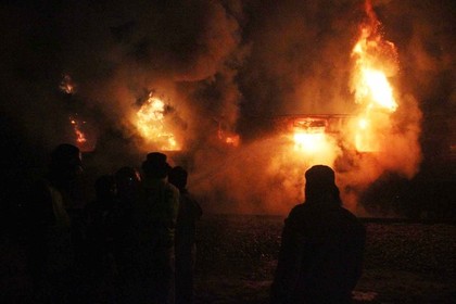 В результате возгорания нефтяной цистерны в Пакистане погибли 123 человека