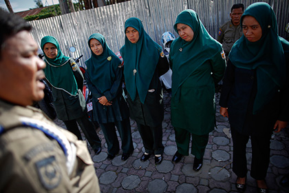 Правозащитники осудили индонезийцев за излишнее внимание к девственности