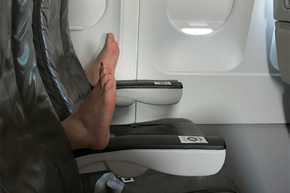 В сети возненавидели «самого ужасного пассажира» самолета с босыми ногами