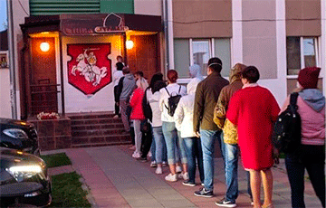 Жители Дзержинска встали в очередь, чтобы поддержать хозяина магазина с «Погоней»