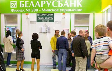 После деноминации белорусы бросились скупать валюту