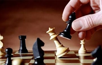 Мнение: Лукашенко передвинули на самый «край» шахматной доски