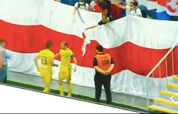 Хавбек БАТЭ Нехайчик отпраздновал гол с болельщиками, которые вывесили огромный национальный флаг
