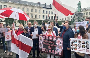 Как белорусы поддержали политзаключенных возле Европарламента