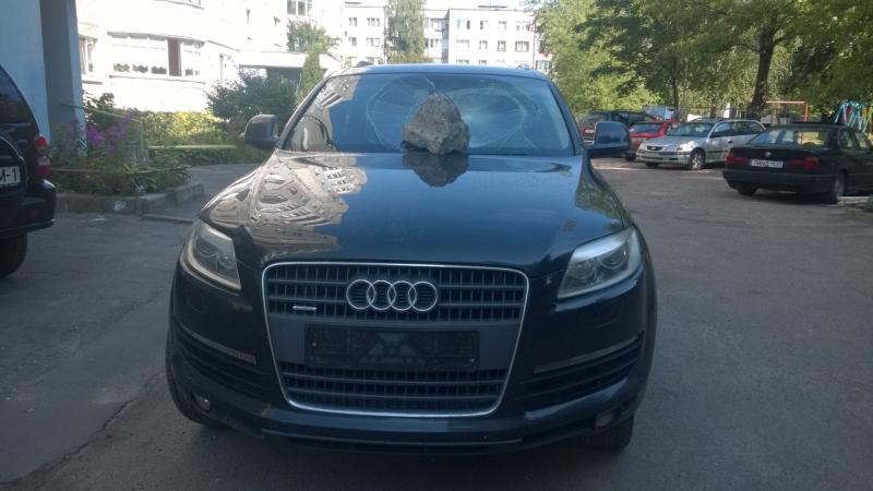 Хулиган разбил булыжником лобовое стекло Audi в Бресте