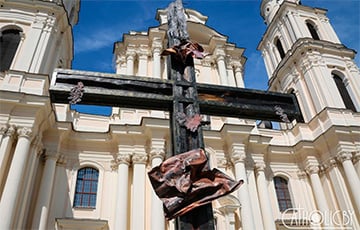 Перед костелом в Будславе установили крест из обгоревших балок крыши
