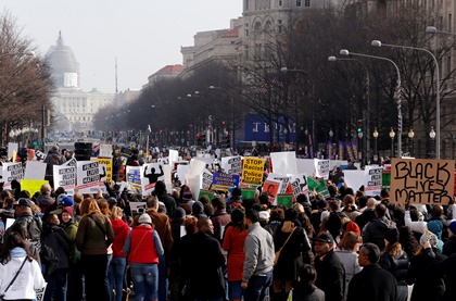 В США на митинги против полиции вышли десятки тысяч человек