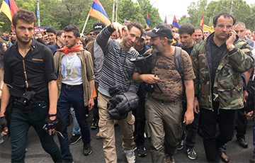 В Ереване лидер оппозиции возглавил колонну протестующих