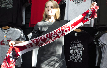 В продаже появятся шарфы «Жыве Беларусь!»